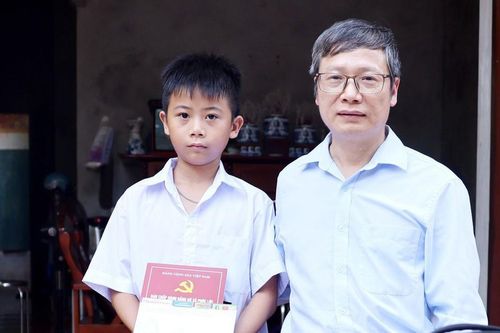 Tổng Biên tập Báo Phụ nữ Việt Nam nhận đỡ đầu học sinh mồ côi