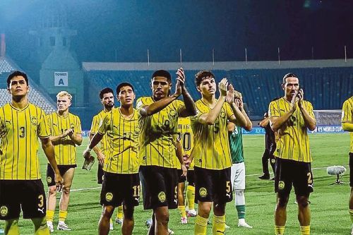 FAM yêu cầu FIFA làm rõ về việc kéo dài thời gian bù giờ ở Jakarta