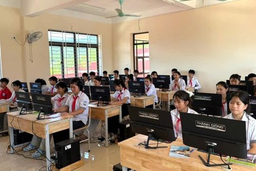 Chuyển đổi số mở thêm 'cánh cửa' tri thức cho học sinh vùng cao