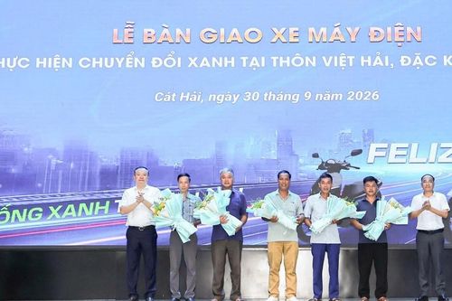Chính quyền đặc khu Cát Hải trao tặng xe máy điện cho người dân