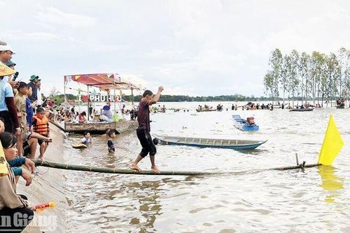 Về Phú Hữu vui lễ hội mùa nước nổi