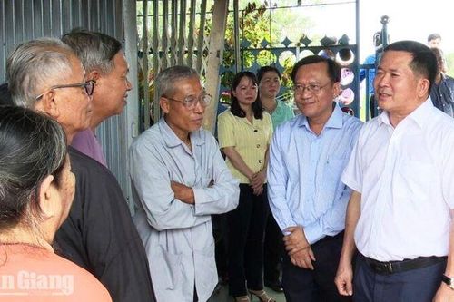 Phó Bí thư Tỉnh ủy An Giang Đinh Văn Nơi hỗ trợ 4 hộ bị hỏa hoạn ở Vĩnh Tế