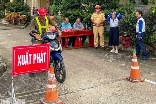 Hơn 70 người ở Giang Thành được hướng dẫn lái xe an toàn