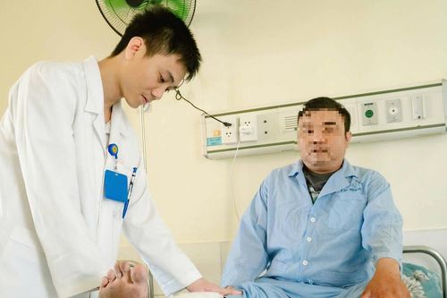 Cấp cứu nam thanh niên bị chân chống xe máy đâm xuyên chân
