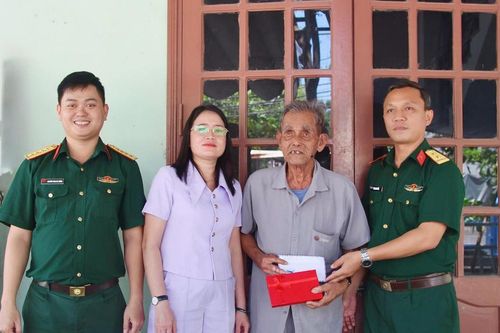 Trao hỗ trợ nhân chứng cung cấp thông tin giúp quy tập 3 hài cốt liệt sĩ