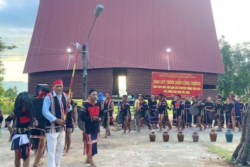 Buôn làng rộn tiếng cồng chiêng