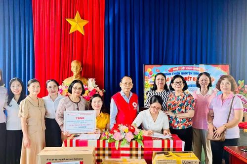 Hội Chữ thập đỏ Gia Lai trao thiết bị cho bếp ăn bán trú, tặng quà học sinh xã Chư Sê