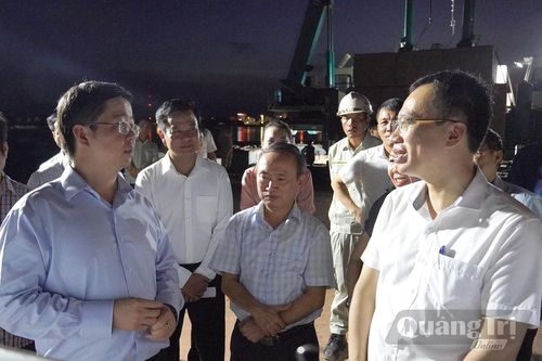 Đồng chí Chủ tịch UBND tỉnh kiểm tra tình hình thực hiện một số dự án trên địa bàn phường Đồng Hới
