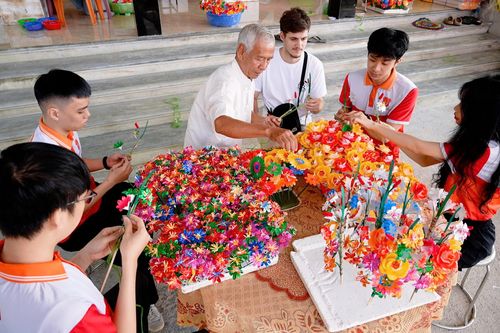 Du khách khám phá làng hoa giấy Thanh Tiên