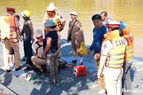 Cảnh sát giao thông kịp thời cứu người phụ nữ chới với giữa dòng sông Hương