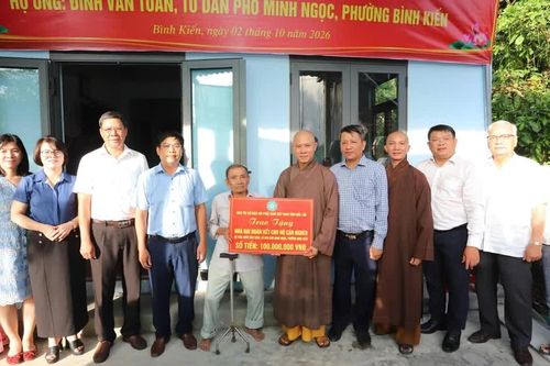 Đắk Lắk: Bàn giao nhà Đại đoàn kết đến hộ cận nghèo tại phường Bình Kiến