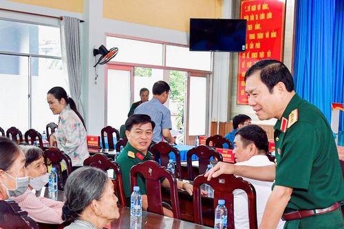 Đại tướng Nguyễn Tân Cương tiếp xúc cử tri tại Đồng Tháp