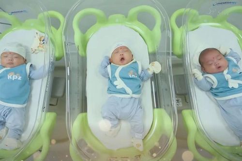 Kỳ tích sinh 3 cực non tháng, các bé chào đời cách nhau 36 giờ