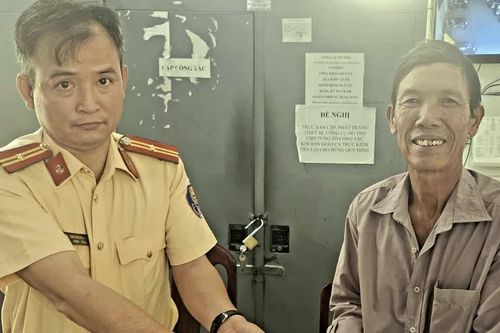 Xúc động khi được Cảnh sát giao thông trao trả số tiền đánh rơi