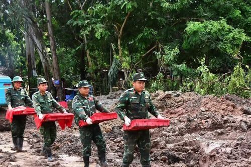 Khắc phục điều kiện thời tiết mưa gió để tìm kiếm hài cốt liệt sĩ