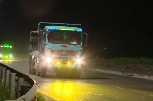 Xe chở vật liệu quá tải vẫn len lỏi qua đường cấm