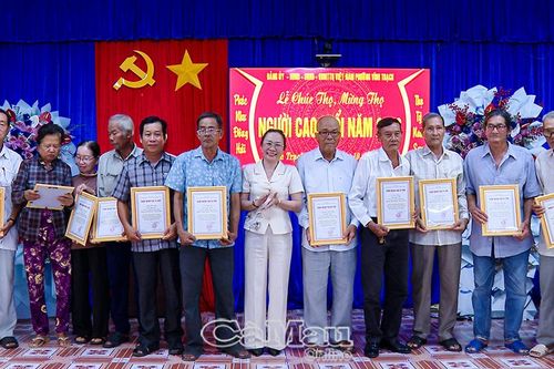 Phường Vĩnh Trạch chúc thọ, mừng thọ 60 người cao tuổi