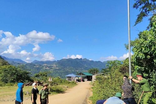 Công an mang ánh sáng về bản
