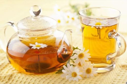 Thường xuyên uống một tách trà hoa cúc vào buổi tối có thể giúp cơ thể thư giãn thế nào?