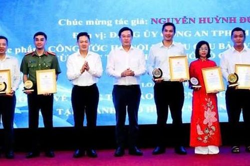 TPHCM trao Giải Báo chí về bảo vệ nền tảng tư tưởng của Đảng