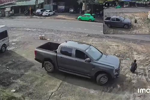 Xe bán tải tông tử vong người đàn ông ngồi vỉa hè ở Lâm Đồng