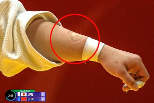 Võ sĩ Trung Quốc cắn tay đối thủ Nhật Bản, lập tức bị truất quyền thi đấu ở ASIAD