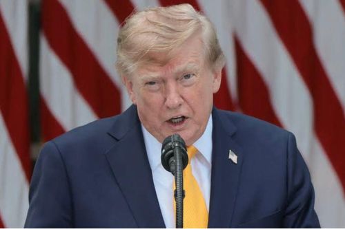 Ông Trump căng thẳng với Iran vì vụ Flydubai, Mỹ thêm lực lượng tới Trung Đông