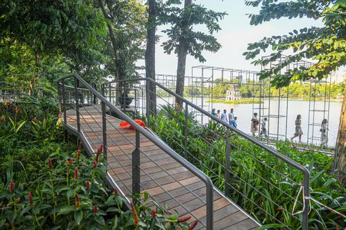 Công nhân gấp rút hoàn thiện 'dải lụa' uốn lượn quanh Hồ Gươm