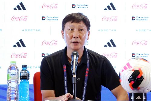 HLV Kim Sang-sik: 'Tuyển Việt Nam mất tập trung vì thời tiết nóng bức'