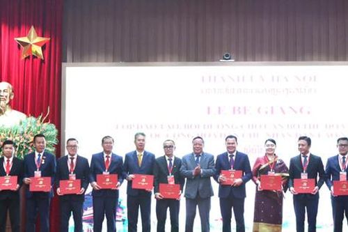 Thành ủy Hà Nội bế giảng lớp đào tạo, bồi dưỡng cho cán bộ Thủ đô Viêng Chăn (Lào)