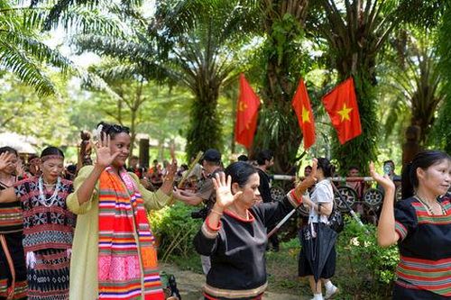 Bạn bè quốc tế hào hứng trải nghiệm di sản văn hóa Việt Nam tại Hà Nội