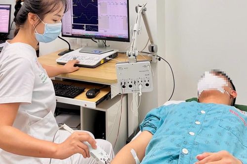 Nam thanh niên 24 tuổi nhập viện vì hít 50 quả bóng cười mỗi ngày