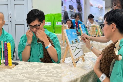 Người mẹ mắc ung thư bật khóc, ôm chặt gấu bông con trai gửi