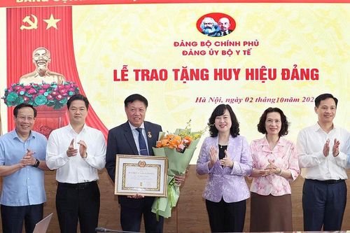 Đảng ủy Bộ Y tế tổ chức Lễ trao tặng Huy hiệu 35 năm tuổi Đảng cho Thứ trưởng Đỗ Xuân Tuyên