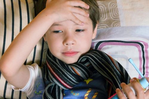 Phân biệt triệu chứng cúm mùa với cảm lạnh thông thường ở học sinh