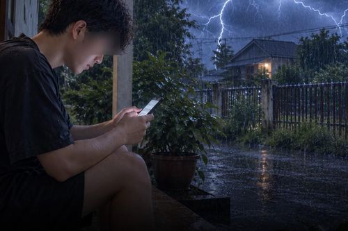 Cầm điện thoại ngồi trước hiên nhà, thanh niên 21 tuổi bị sét đánh tử vong