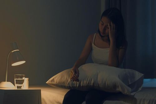 Vì sao có hiện tượng thường xuyên giật mình tỉnh giấc lúc 2-4h sáng