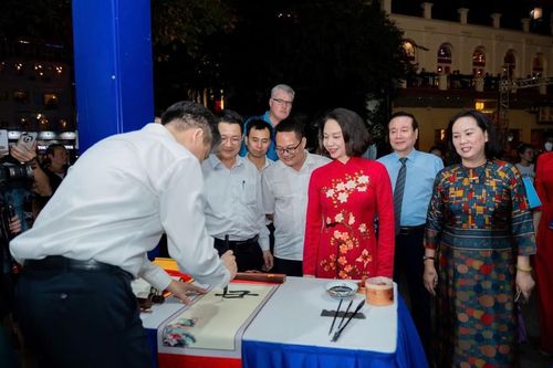Phó trưởng ban Tuyên giáo TW lan tỏa tình yêu sách ở Hội sách Hà Nội