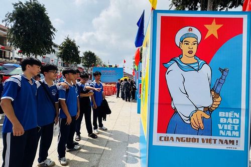 Học sinh chung tay hướng về Lễ hội quê hương