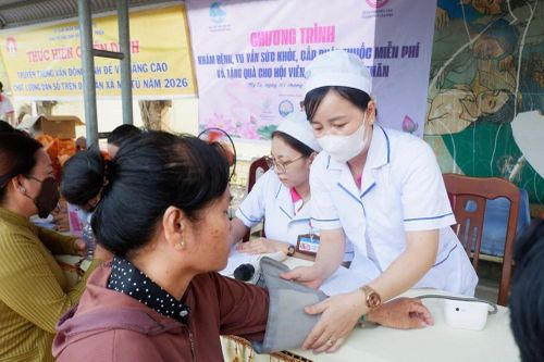 Cần Thơ: Hàng trăm phụ nữ khó khăn ở nông thôn được khám bệnh, cấp thuốc miễn phí