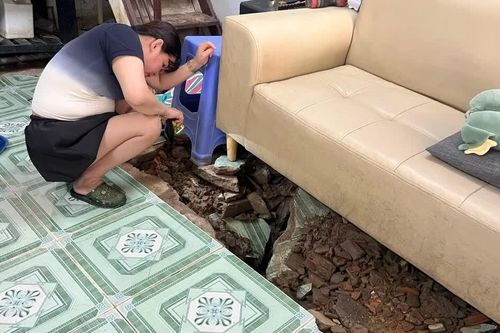 Dân kêu cứu vì đường thoát nước gây ngập, sụt lún nền nhà nghiêm trọng