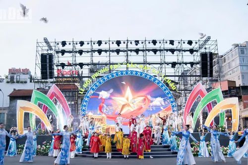 [Ảnh] Gặp gỡ văn hóa, giao lưu nhân dân và kết nối quốc tế tại 'Sắc màu năm châu'