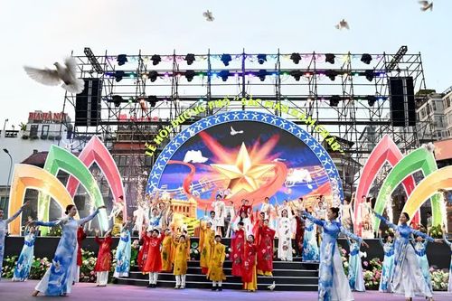 [Ảnh] 18 quốc gia hội tụ tại Lễ hội 'Sắc màu năm châu'