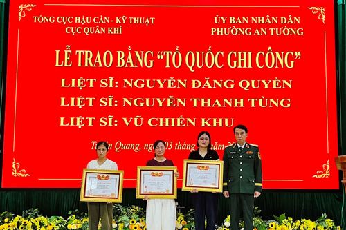 Trao bằng 'Tổ quốc ghi công' đến thân nhân liệt sĩ