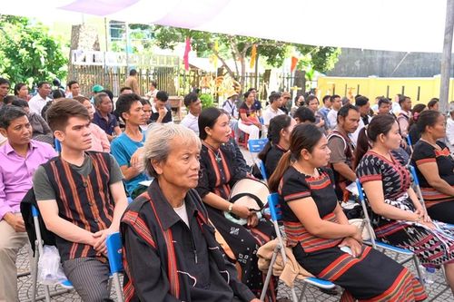 Hỗ trợ người dân Tà Lang - Giàn Bí thực hiện thủ tục hành chính về đất đai