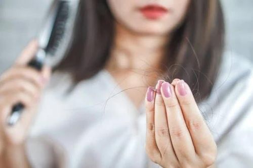 Điều gì khiến tình trạng rụng tóc gia tăng ở người trẻ?