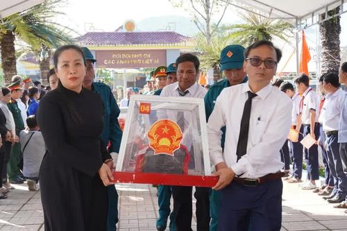Quảng Ngãi: Tiễn đưa 9 hài cốt liệt sĩ từ xã Đặng Thùy Trâm về Nghĩa trang liệt sĩ Ba Động