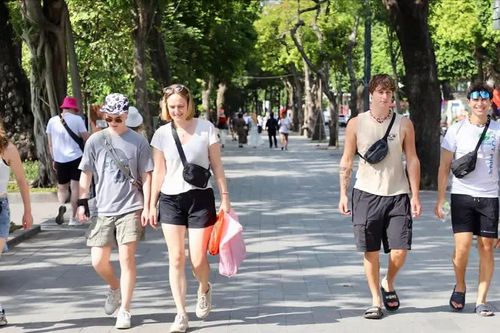 Phố cổ Hà Nội chớm mùa cao điểm: Nhiều khách sạn kín phòng cuối tuần