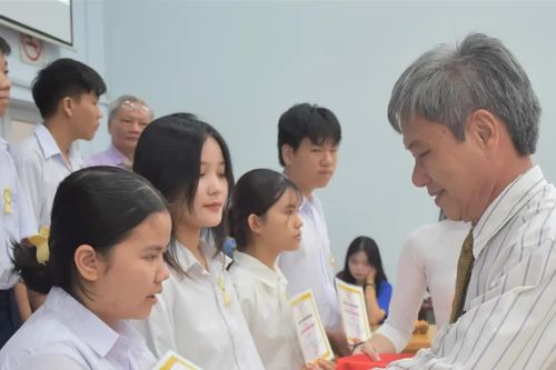 TPHCM trao 372 suất học bổng khuyến học cho học sinh, sinh viên vượt khó