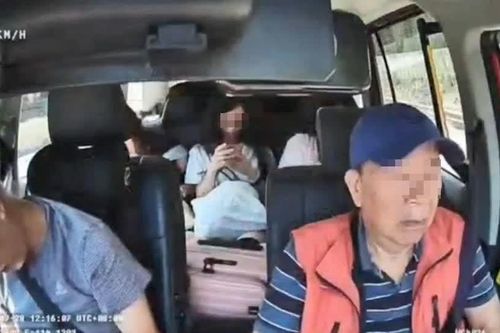Tài xế taxi đột ngột bất tỉnh khiến 4 hành khách trên xe hoảng loạn